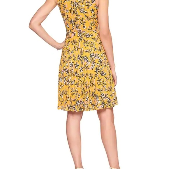 Banana Republic Floral Print Yellow V Neck Pleat Dress Size 0 EUC - Picture 2 of 3